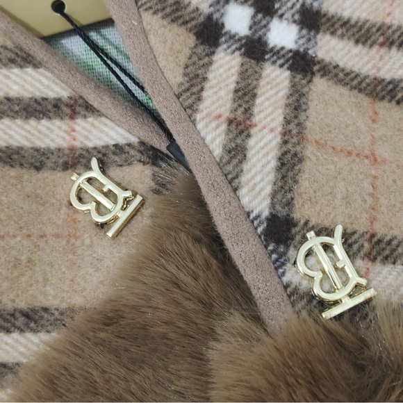 Burberry Checkered Fur-Trimmed Gloves - Picture 7 of 8